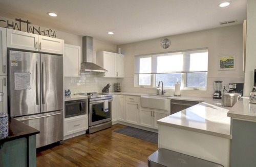 Northside House | The Hummingbird: Modern North Shore HomeHotTub, FirePit & Walk to Coolidge Park