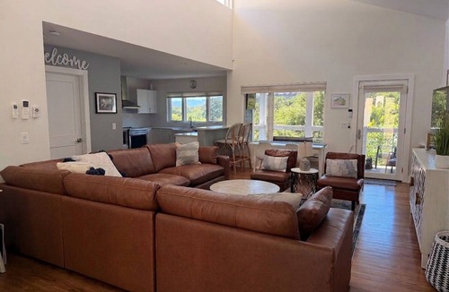 Northside House | The Hummingbird: Modern North Shore HomeHotTub, FirePit & Walk to Coolidge Park