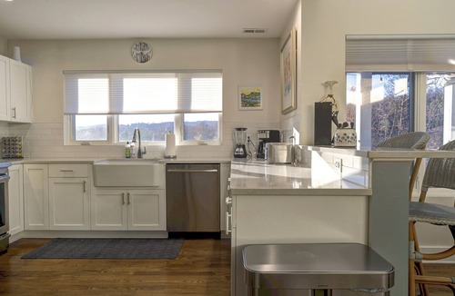 Northside House | The Hummingbird: Modern North Shore HomeHotTub, FirePit & Walk to Coolidge Park