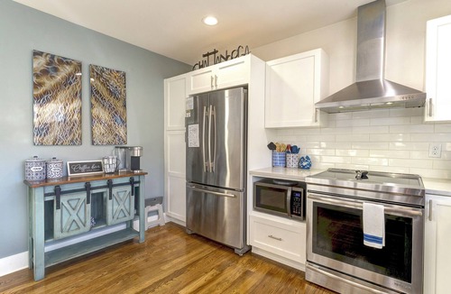 Northside House | The Hummingbird: Modern North Shore HomeHotTub, FirePit & Walk to Coolidge Park