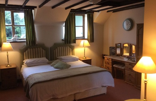 Middlemarsh Hotel | The Hunters Moon