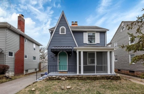 Westgate House | The Huron Charmer-4 BD and Yard