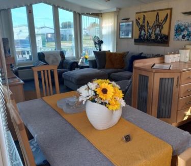 Skegness Resort | 'THE HUT' 4 berth Caravan with cot bed