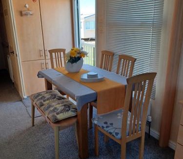 Skegness Resort | 'THE HUT' 4 berth Caravan with cot bed