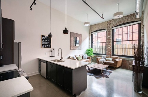 Italian Village Apartment | The Hygge Industrial Loft - Short North