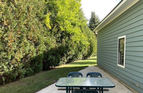 Elk Rapids Apartment | 🧊 The Ice Barn Studio with Stunning Waterfront Views ➠ 407!