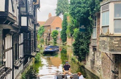 Stuppington Cabin | The idyllic Acorn Lodge