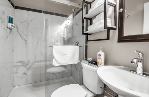 Hamburg Apartment | The II Lodge Room at The West End Inn