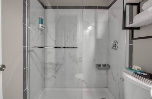 Hamburg Apartment | The II Lodge Room at The West End Inn
