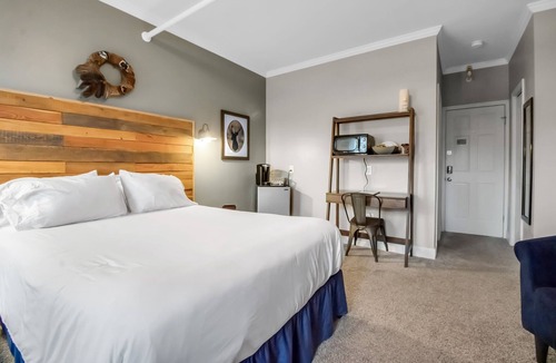 Hamburg Apartment | The II Lodge Room at The West End Inn