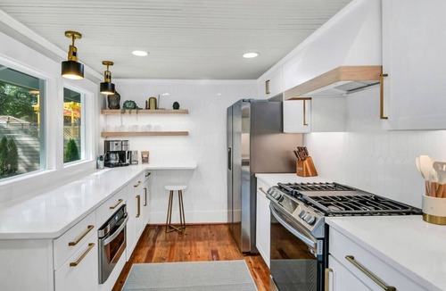 Earlewood House | The Indigo - 2BR w/Hot Tub & Outdoor Space