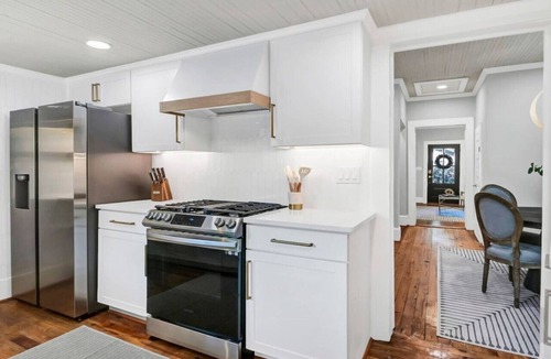 Earlewood House | The Indigo - 2BR w/Hot Tub & Outdoor Space