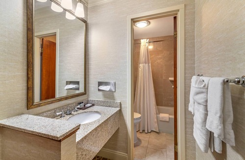 Ogdensburg Hotel | The Inn at Gran View Ogdensburg, an Ascend Collection Hotel