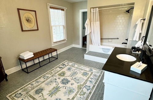 Warm Springs Hotel | The Inn at Gristmill Square