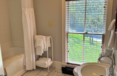 Warm Springs Hotel | The Inn at Gristmill Square
