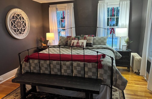 Jefferson Bed & Breakfast | The Inn Crowd Bed and Breakfast