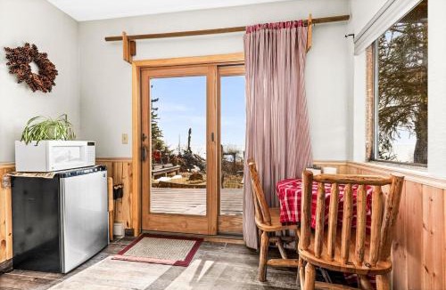 North Shore Apartment | The inn On Gitche Gumee - Hideout