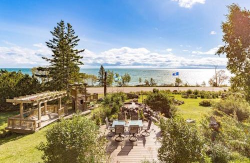 North Shore Apartment | The Inn On Gitche Gumee - The Loons Nest Room