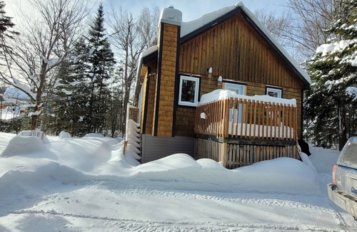 Notre-Dame-Des-Bois Ski Chalet | The institute of cabanology