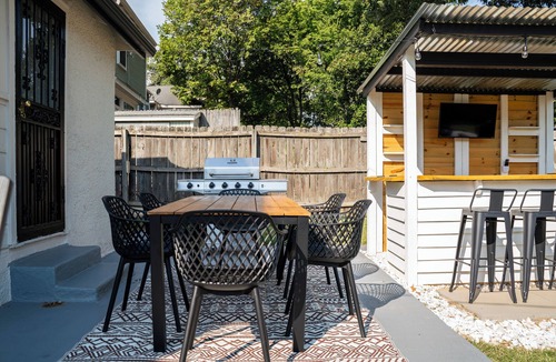 Central Gardens House | The Iris in Midtown: Fire pit- bar- pool table