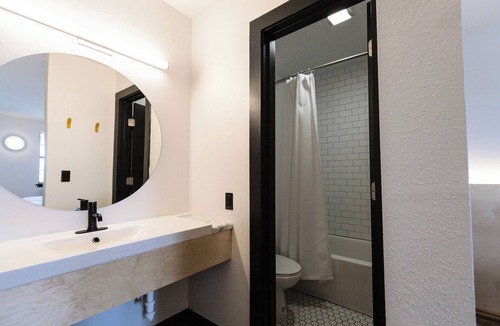 Berry Hill Hotel | The Iris Motel - King Room