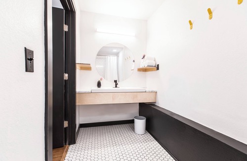 Berry Hill Hotel | The Iris Motel - King Room