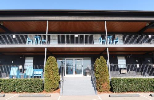 Berry Hill Hotel | The Iris Motel