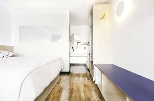 Berry Hill Hotel | The Iris Motel