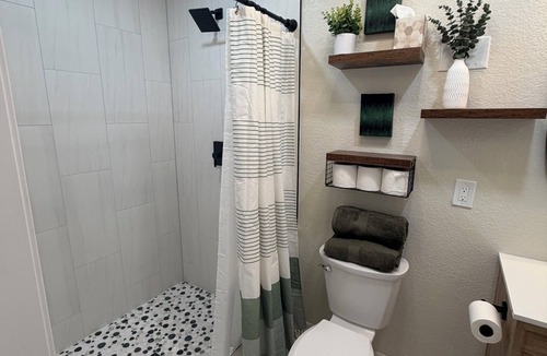 Columbine House | The Irish - cozy pub suite @ LLV