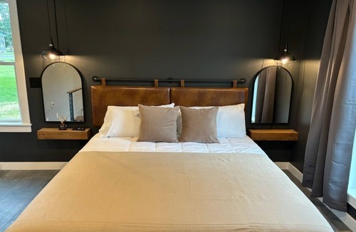 Town of Kirkland Apartment | The Iron Loft offers privacy, elegance and a combination of old and new nuances
