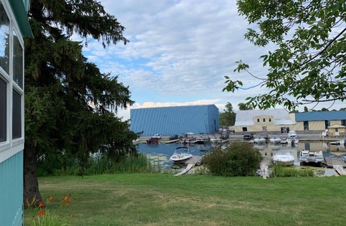 Frontenac Cottage | The Island Bay Waterfront cottage