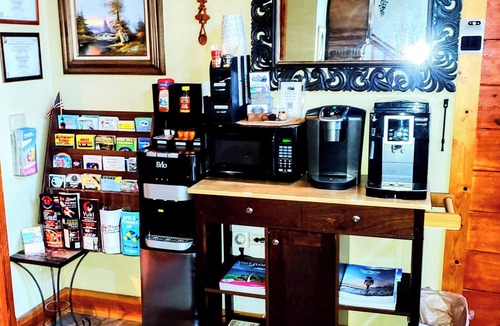 Lake Helen Apartment | The Island Room at Cabin on the Lake