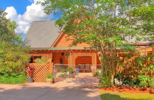 Lake Helen Apartment | The Island Room at Cabin on the Lake