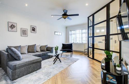 Iver Apartment | The Iver - 3BR - Spacious House - Free Parking