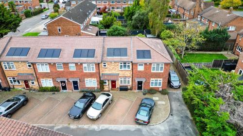 Iver Apartment | The Iver - 3BR - Spacious House - Free Parking