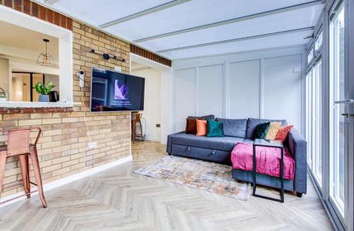 Iver Apartment | The Iver - 3BR - Spacious House - Free Parking