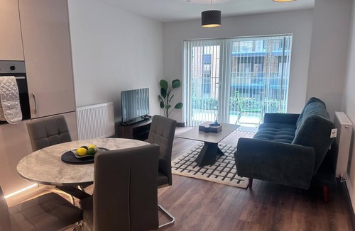 Harlow Apartment | The Ivy Abode 2 bed Apartment