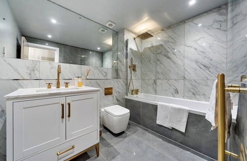 Shadwell Apartment | The Ivy Suite