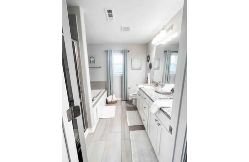 Bentonville House | The Jade House