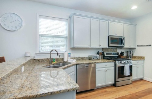 North Charleston House | The Jade, Park Circle, Mins to Dwtn and Beaches