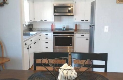 Lenox House | The Jadwin House LLC, Located in Jadwin, Missouri, sleeps 14 guests.