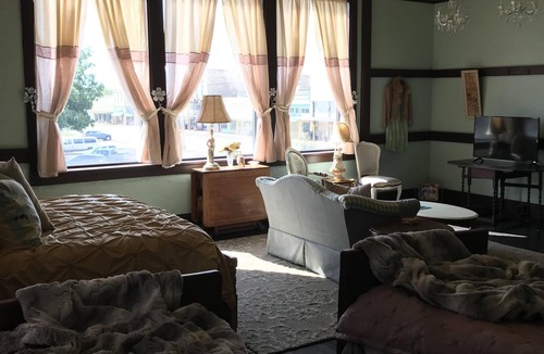 Comanche Bed & Breakfast | The Jean-Marie Suites