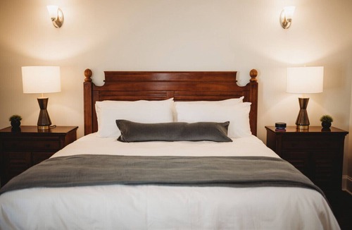 Downtown Hotel | The Jefferson Inn, Downtown Southern Pines, King Bed