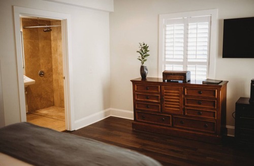 Downtown Hotel | The Jefferson Inn, Downtown Southern Pines, King Bed