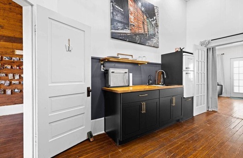 Gladewater House | The Jeter Farmhouse - Historic Whole-Home Rental
