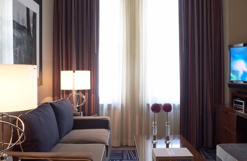 Downtown Dallas Hotel | The Joule Dallas – One-Bedroom Joule Suite with Living Area & Style