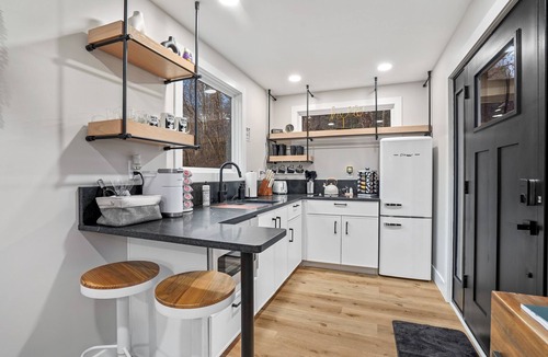 Creola Apartment | The Juice Box | Hocking Hills, Container Cabin