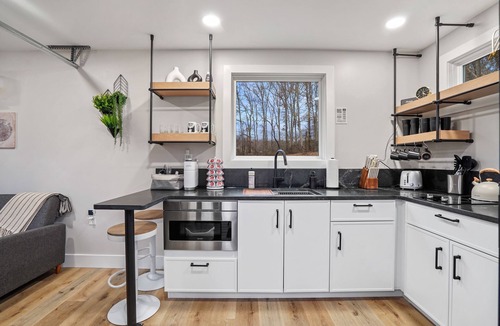 Creola Apartment | The Juice Box | Hocking Hills, Container Cabin