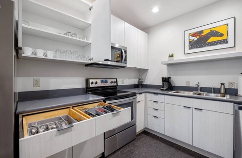 East Market District Condo | The Julep - Chic 2 BR/Stay Nulu Marketplace