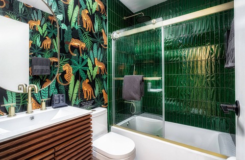 Central Corals Villa | The Jungle House - Designer Pool Home w/Tanning Ledge + Tiki Cabana + Pool Table